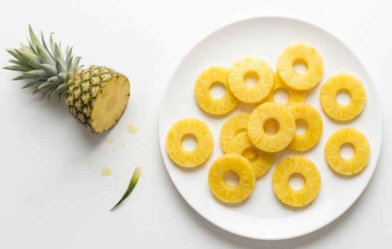 Як нарізати ананас кільцями